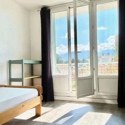 Rent this 2 bed apartment on 26 Place de la Liberté in 38400 Saint-Martin-d'Hères, France
