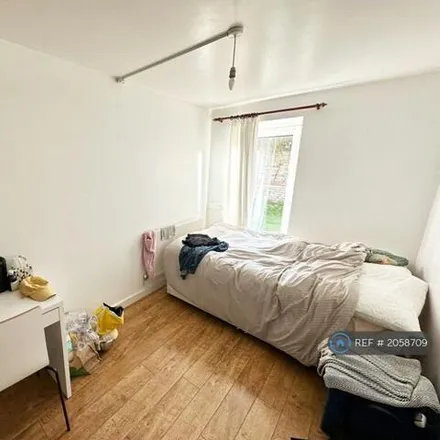 Image 3 - Dolphin Close, London, KT6 4DZ, United Kingdom - Townhouse for rent