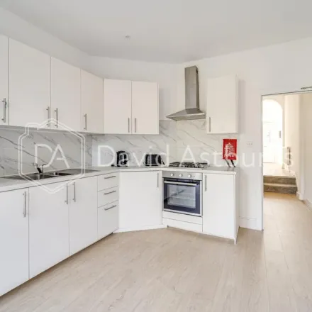 Rent this 5 bed townhouse on Turnpike Lane in London, N8 7NN