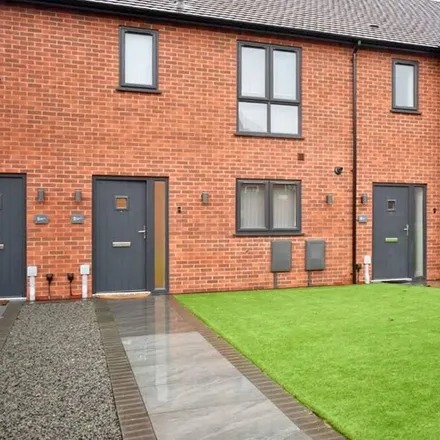 Rent this 3 bed townhouse on St. Matthew's Close in Nuneaton, CV10 8BE