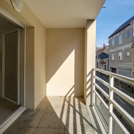 Rent this 3 bed apartment on 18 Chemin de la Ferté Alais in 91150 Étampes, France