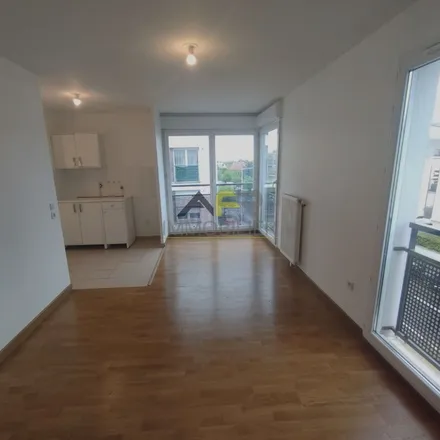 Rent this 3 bed apartment on 36 Rue Lionel Dubray in 91200 Athis-Mons, France