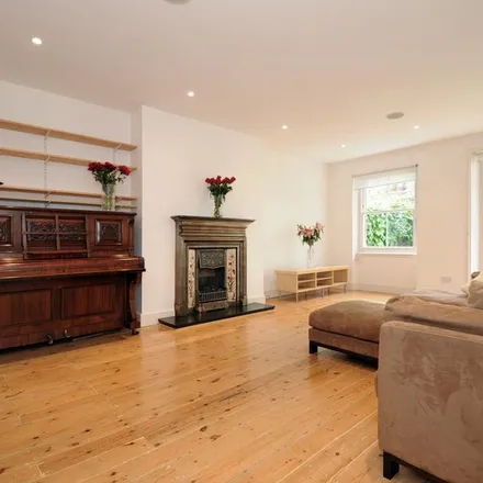 Rent this 1 bed apartment on Midhurst Court in Haslemere Road, London