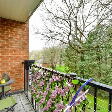 Image 2 - Woodfield Road, Three Bridges, RH10 8AH, United Kingdom - Apartment for sale