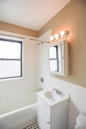 Image 6 - 922 W Eastwood Ave, Chicago, IL 60640, USA - Apartment for rent