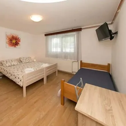 Rent this 4 bed house on 53220 Otočac