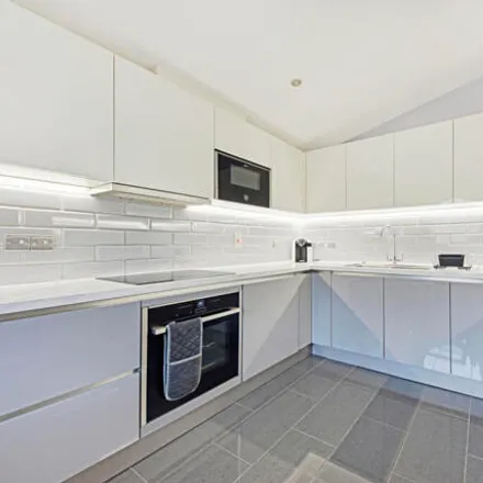 Rent this 3 bed apartment on 2 Artichoke Hill in St. George in the East, London