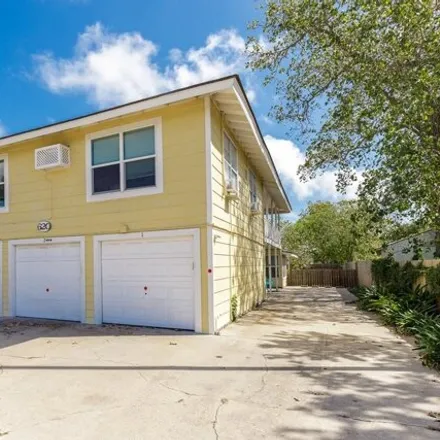 Buy this studio house on 692 Young Street in Rockport, TX 78382