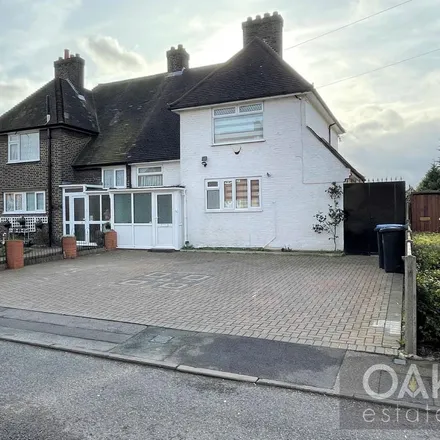 Rent this 3 bed duplex on Hazelbury Lane in London, N9 9BW