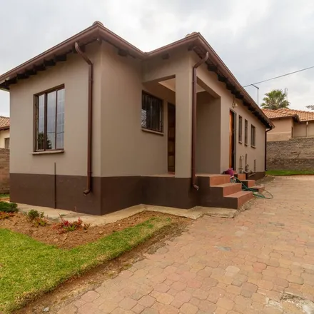 Rent this 3 bed apartment on Zagreb Crescent in Johannesburg Ward 100, Roodepoort