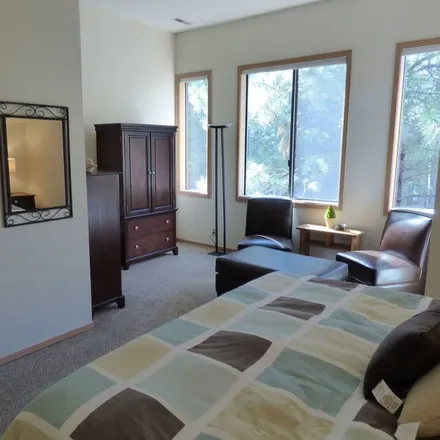 Rent this 3 bed townhouse on Sunriver in OR, 97707