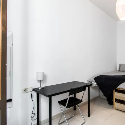 Rent this 4 bed room on Carrer de la Petxina in 5, 08001 Barcelona