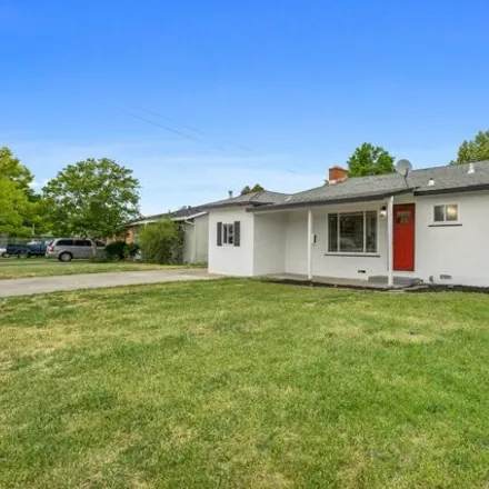 Buy this 3 bed house on 653 Sonoma Avenue in Sacramento, CA 95815