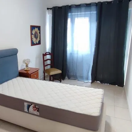 Rent this 4 bed room on Rua dos Bombeiros Voluntários / Alameda Infante Dom Henrique in Rua dos Bombeiros Voluntários, 2675-430 Odivelas