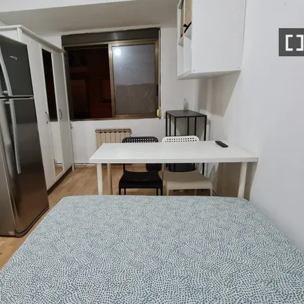 Rent this 4 bed room on Residencia Madre de Dios de Begoña in Calle de Constanza de Sicilia, 50017 Zaragoza