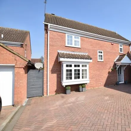 Rent this 4 bed house on Wiveton Close in Luton, LU2 7DA