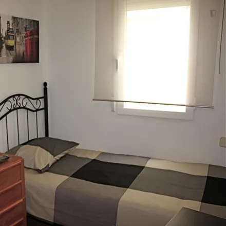 Rent this 6 bed room on Ronda de Segovia in 13, 28005 Madrid