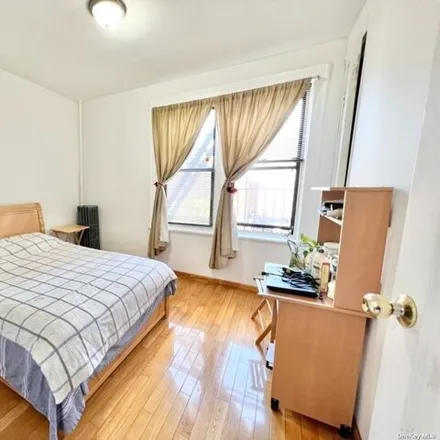 Image 7 - 45-54 40th Street, New York, NY 11104, USA - House for sale