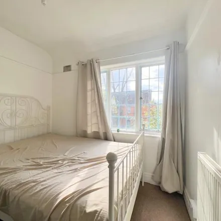 Image 6 - 37 Avenue Gardens, London, W3 8HA, United Kingdom - Townhouse for rent