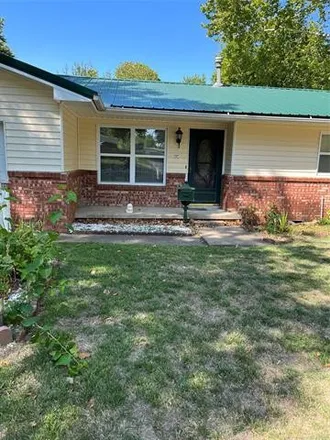 Image 2 - 920 East 13th Street, Claremore, OK 74017, USA - House for sale