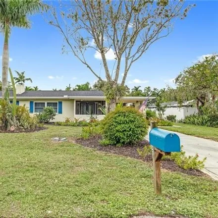 Image 2 - 1362 Miracle Lane, Fort Myers, FL 33901, USA - House for sale