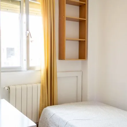 Rent this 3 bed room on Calle de las Camelias in 6, 28903 Getafe