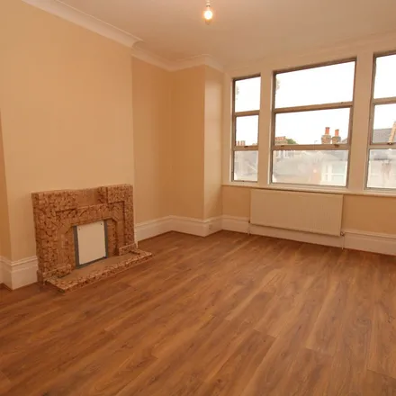 Rent this 3 bed apartment on Beechfield Road in London, SE6 4NG