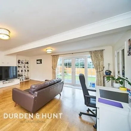 Image 2 - Fairview Close, London, IG7 6HW, United Kingdom - House for sale