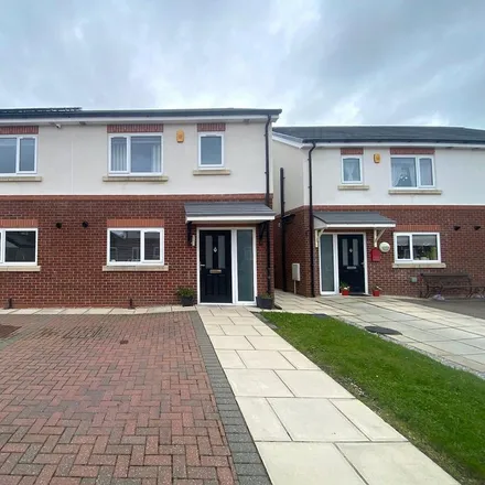 Rent this 3 bed townhouse on Brookfield Close in Sefton, PR9 8RZ
