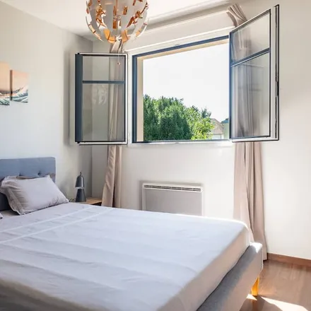 Rent this 3 bed house on Voie primaire nord du secteur II de Marne-la-Vallée in 77420 Champs-sur-Marne, France