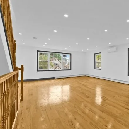 Image 4 - 118-30 197th Street, New York, NY 11412, USA - House for sale