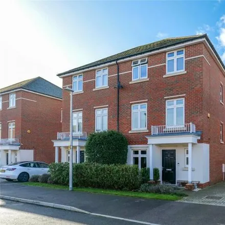 Buy this 4 bed duplex on unnamed road in Woodley, RG6 1FH