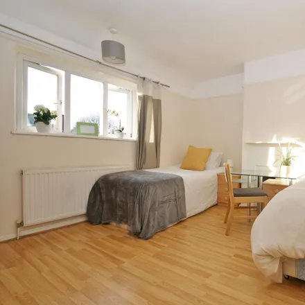 Image 2 - 23 Clematis Street, London, W12 0QQ, United Kingdom - Room for rent