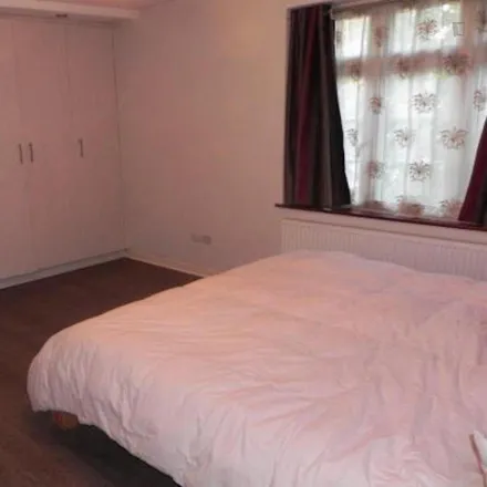 Rent this 6 bed room on High Road in London, N20 0RA
