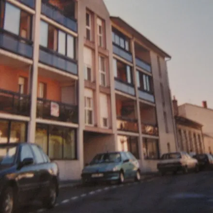 Rent this 3 bed apartment on 10 Cité de Nantes in 33000 Bordeaux, France