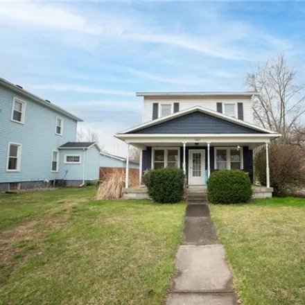 Buy this 4 bed house on 1009 Woodlawn Avenue in Napoleon, OH 43545