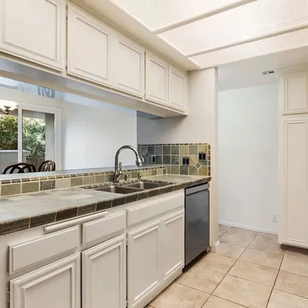 Image 9 - Hamasaku, South Bentley Avenue, Los Angeles, CA 90025, USA - Apartment for rent