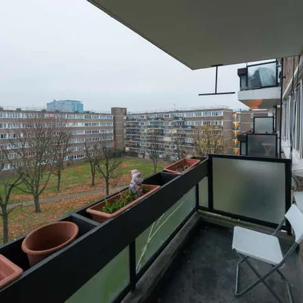 Image 2 - 31-84 Clovelly Way, Ratcliffe, London, E1 0SF, United Kingdom - Apartment for rent