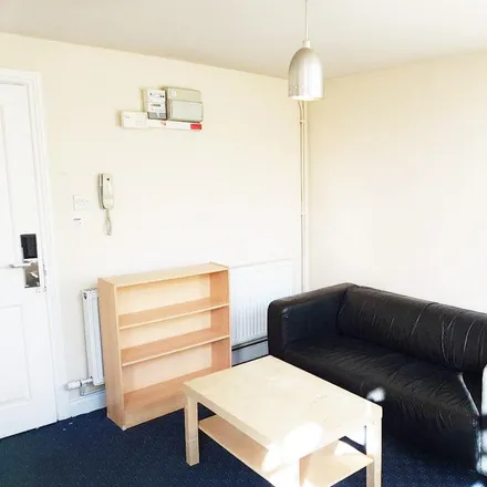 Rent this studio apartment on The Crescent in Leeds, LS6 2UZ