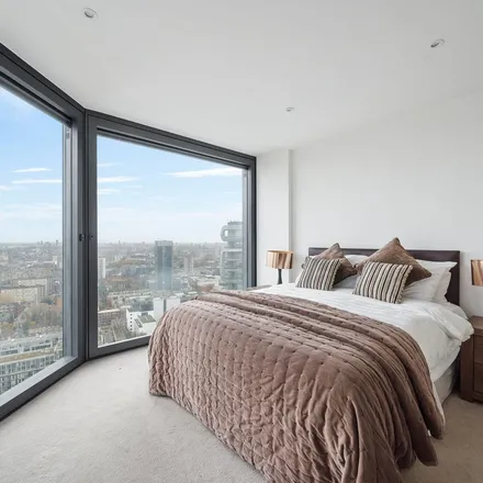 Rent this 3 bed apartment on Chronicle Tower in 261B City Road, London