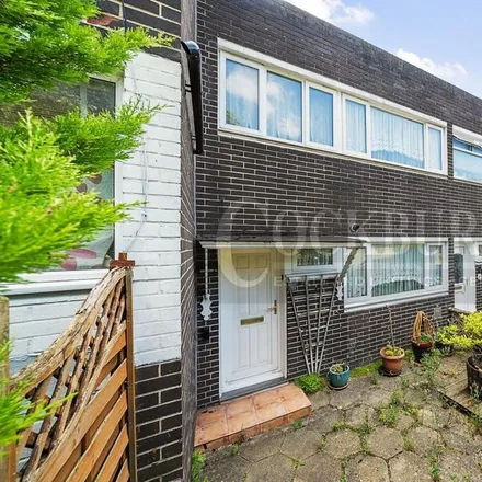 Rent this 3 bed townhouse on Sennen Walk in London, SE9 4TZ