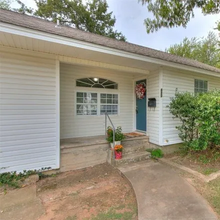 Rent this 3 bed house on 422 West Daws Street in Norman, OK 73069