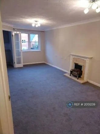 Image 2 - Hillcroft Court, Chaldon Road, Caterham on the Hill, CR3 5PE, United Kingdom - Apartment for rent