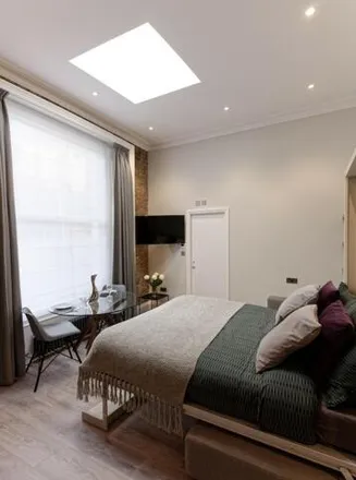 Image 2 - 44 Notting Hill Gate, London, W11 3HX, United Kingdom - Apartment for rent