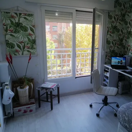 Rent this 3 bed room on Calle de Carlos Solé in 52, 28038 Madrid