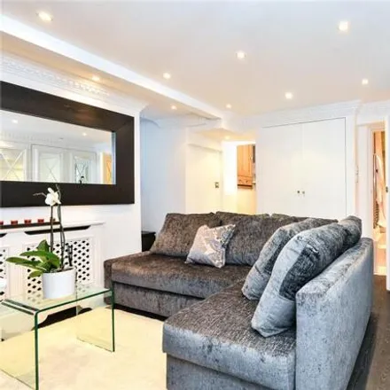 Rent this 1 bed room on 71 Frognal in London, NW3 6XD