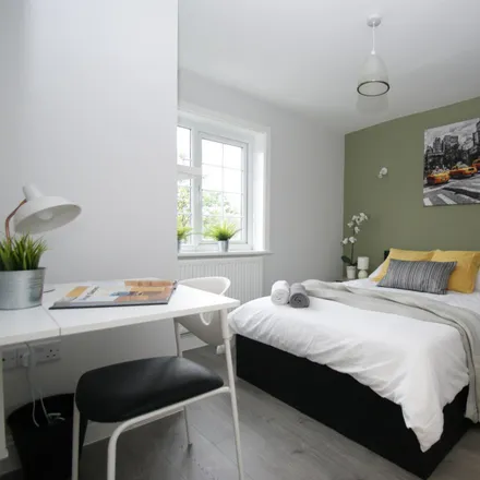 Rent this 5 bed room on 1 Terrick Street in London, W12 7AE