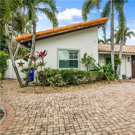 Image 1 - 778 Broad Court South, Naples, FL 34102, USA - House for sale