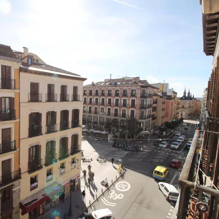 Rent this 5 bed room on Amorino in Calle Mayor, 40