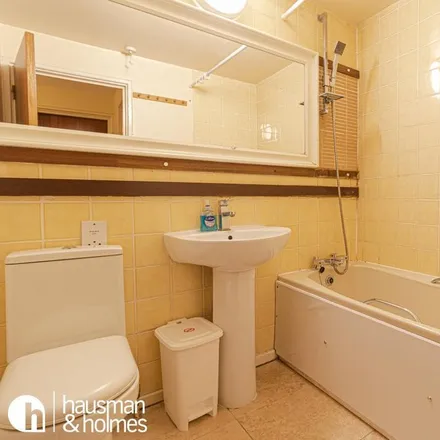 Image 7 - 21-50 Britten Close, London, NW11 7HW, United Kingdom - Apartment for rent